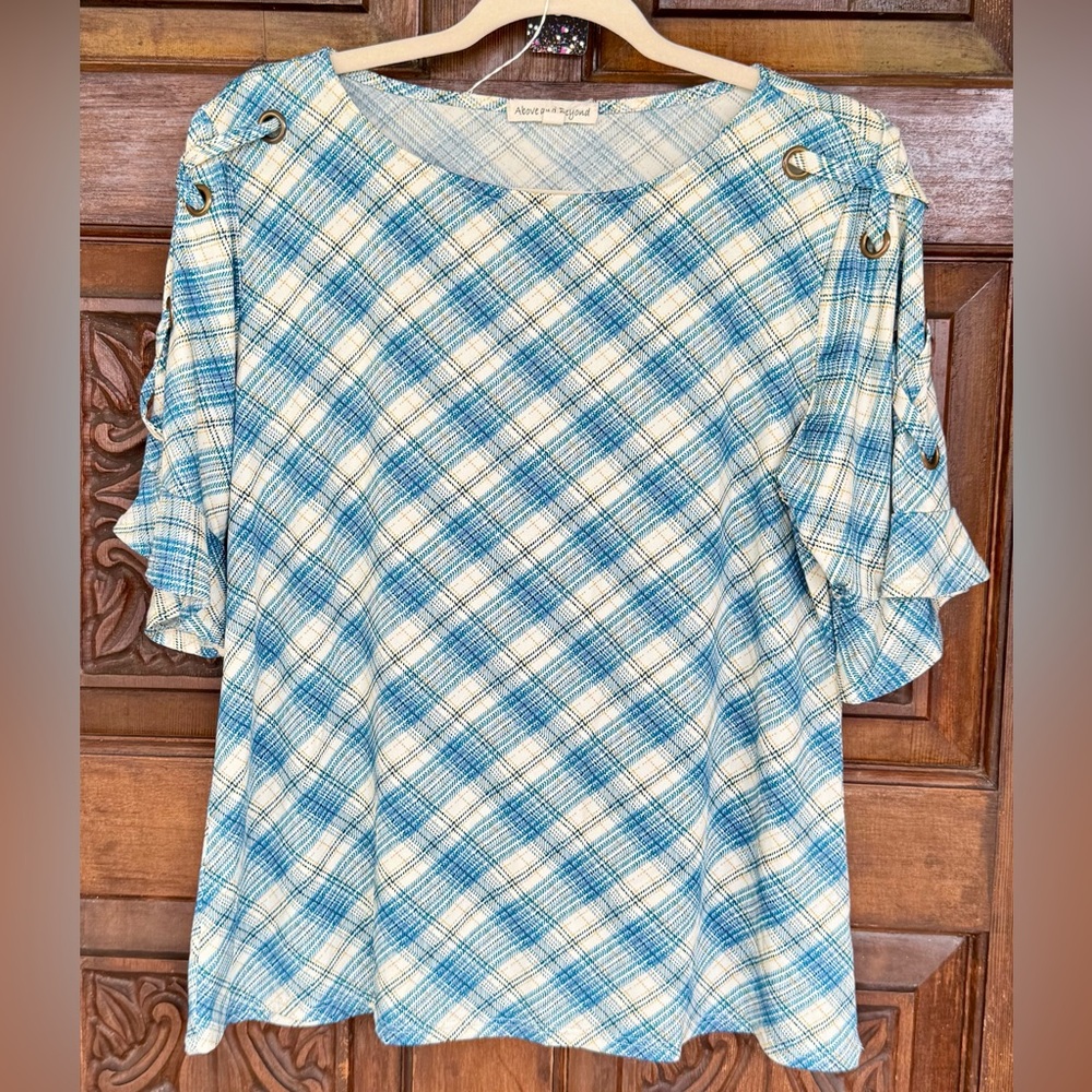 Above And Beyond Short Flutter Sleeve With Metal Grommets.  Size Large. MWOT.